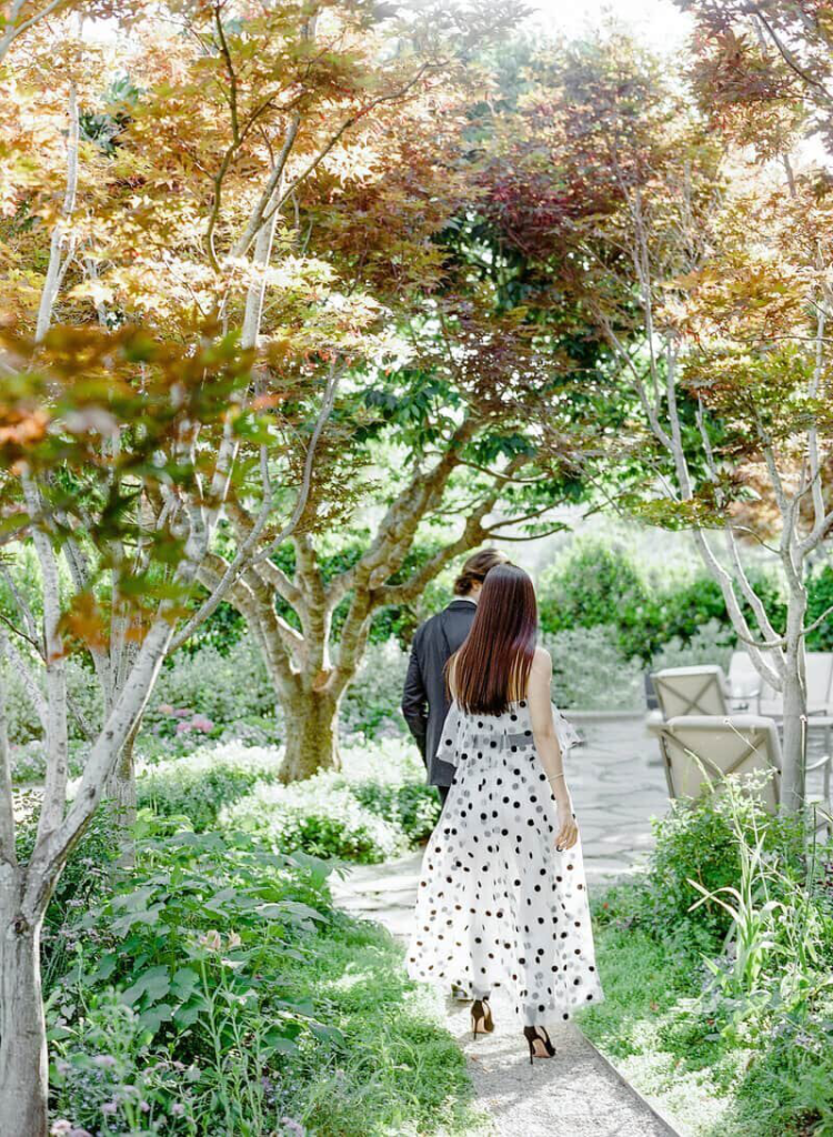 The wedding couple is walking over to the venue